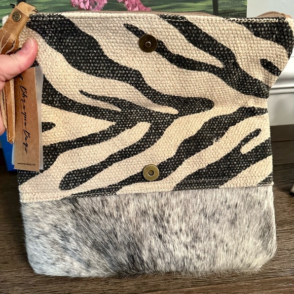 NWT Genuine Leather Zip clutch - Picture 4 of 5